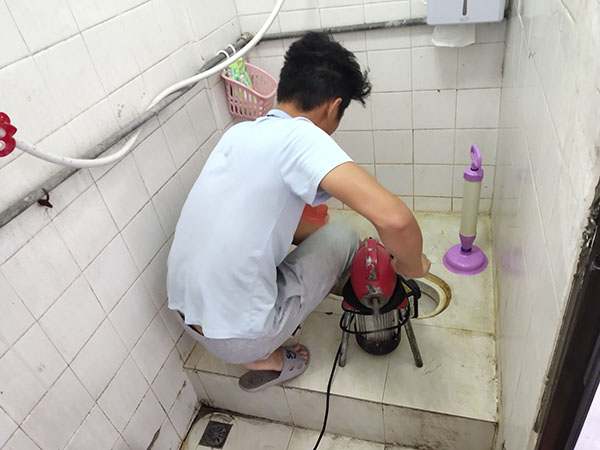瑞溪镇管道堵塞冒臭气 专业师傅现场解决问题